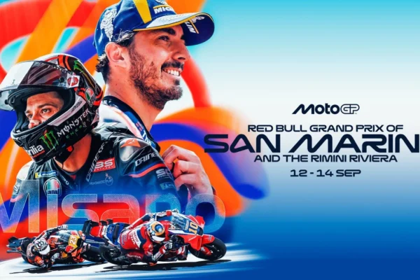 MotoGP motorok kanyarodnak Misano pályáján, San Marinó-i Nagydíj hangulata szurkolókkal a háttérben. MotoGP 2025 Misano nagydíjon elért Valentino Rossi Misano győzelmek és Ducati Misano rekord. Marc Márquez Misano vajon mit hoz a jövő?