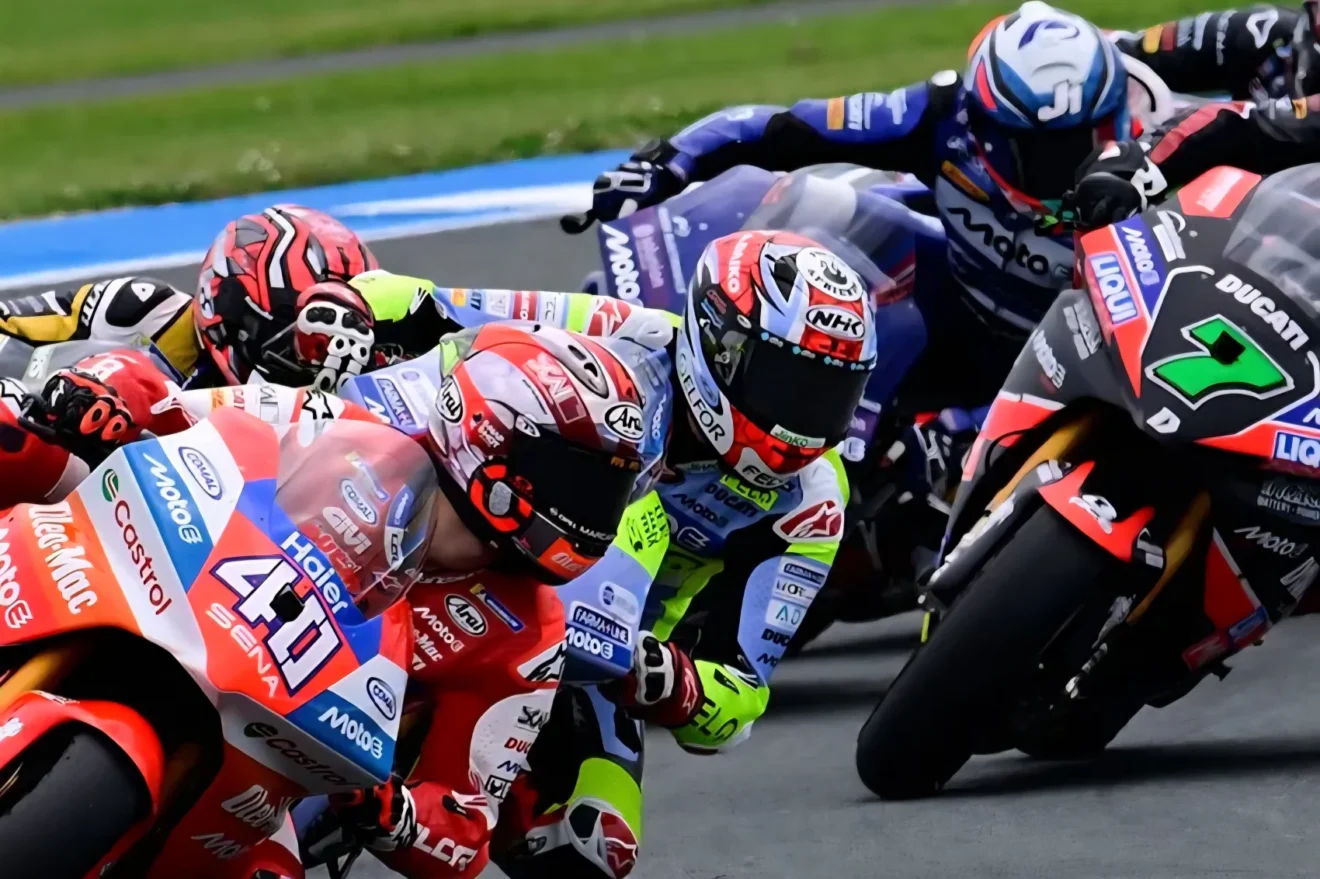 MotoE mezőny kanyarodik. Sajnos már nem sokáig mert ma bejelentette a FIM és a Dorna, hogy a MotoE megszűnik. Az elektromos motorverseny egyik nagy sztárja a magyar Varga Tibor MotoE kategóriában.