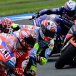 MotoE mezőny kanyarodik. Sajnos már nem sokáig mert ma bejelentette a FIM és a Dorna, hogy a MotoE megszűnik. Az elektromos motorverseny egyik nagy sztárja a magyar Varga Tibor MotoE kategóriában.