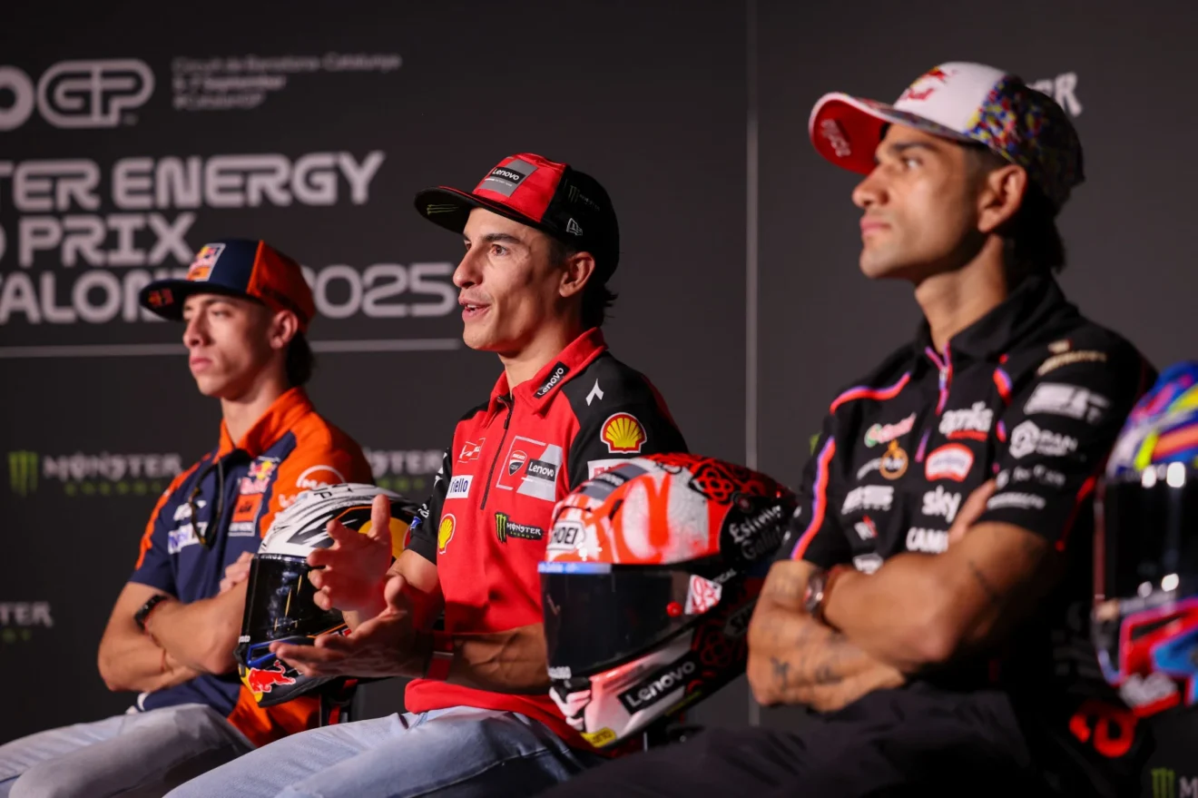 Marc Márquez és a MotoGP versenyzők a barcelonai sajtótájékoztatón 2025-ben