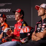Marc Márquez és a MotoGP versenyzők a barcelonai sajtótájékoztatón 2025-ben
