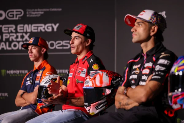 Marc Márquez és a MotoGP versenyzők a barcelonai sajtótájékoztatón 2025-ben