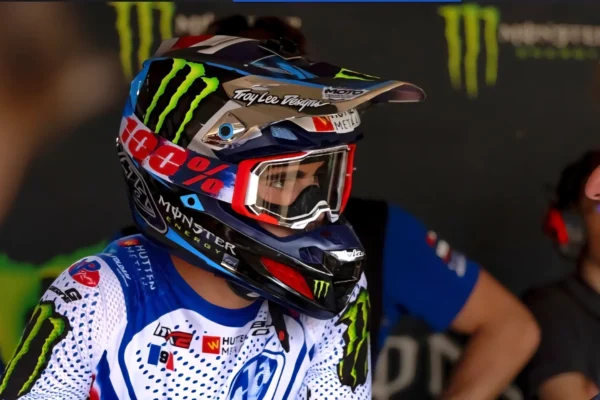 Thibault Benistant Yamaha MX2 motoron verseny közben a Motocross VB futamán
