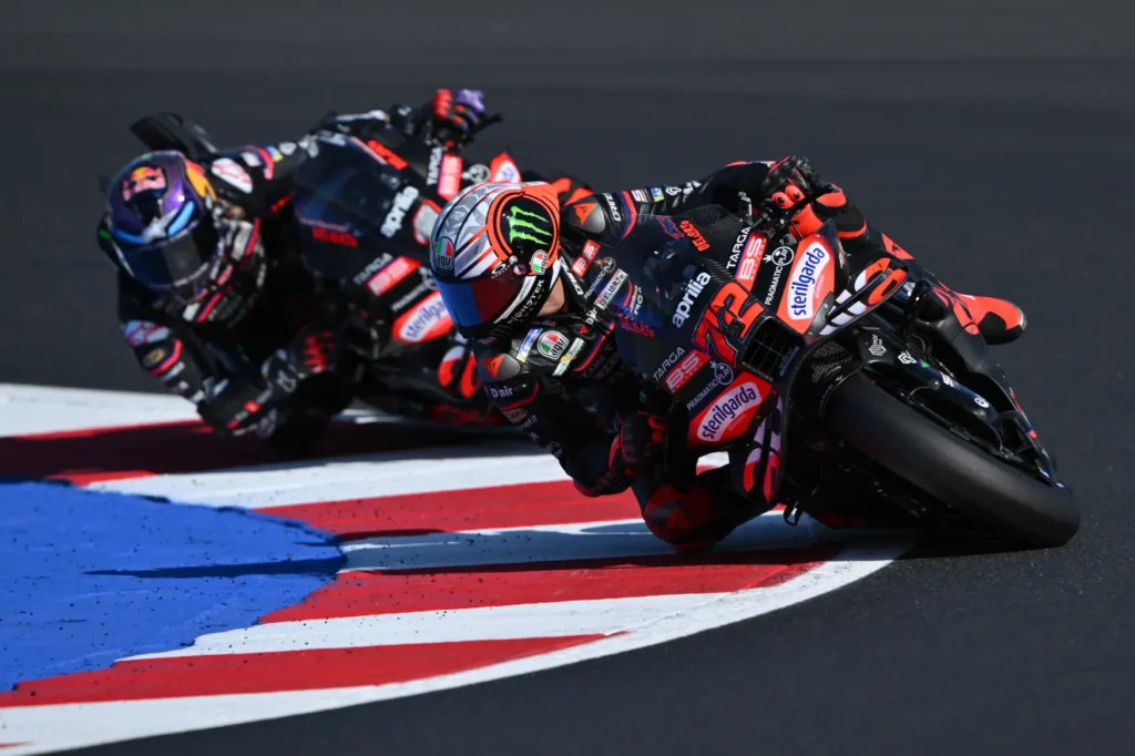 Marco Bezzecchi akcióban Francesco Bagnaia előtt