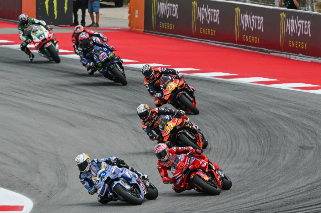 Alex Márquez vezeti a sort, mögötte Pedro Acosta és Enea Bastianini szoros csatában Barcelonában.
