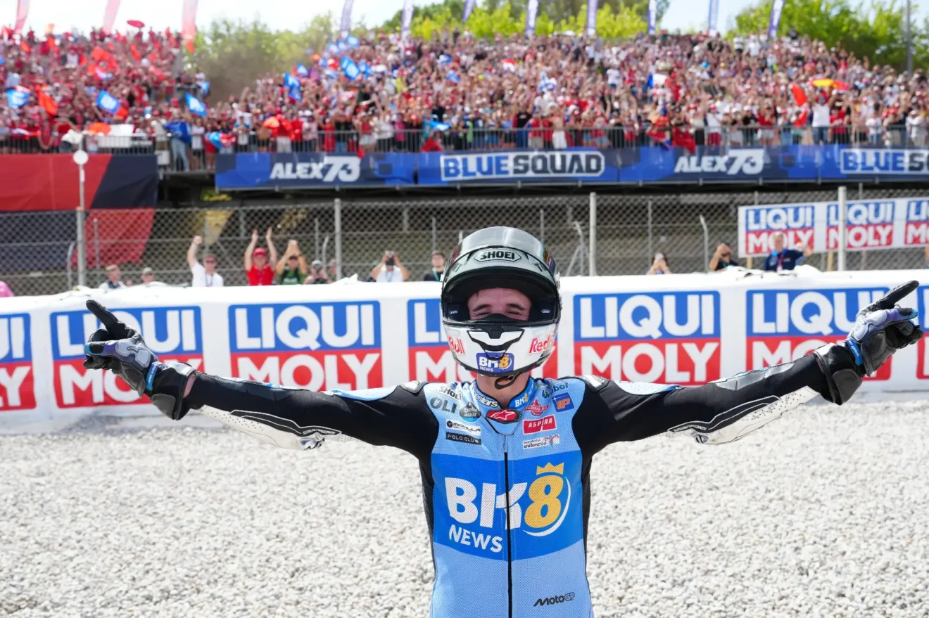 Alex Márquez kitárt karokkal ünnepli győzelmét a barcelonai MotoGP közönsége előtt. MotoGP Hírek és MotoGP eredmények.