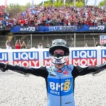 Alex Márquez kitárt karokkal ünnepli győzelmét a barcelonai MotoGP közönsége előtt. MotoGP Hírek és MotoGP eredmények.