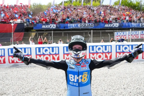 Alex Márquez kitárt karokkal ünnepli győzelmét a barcelonai MotoGP közönsége előtt. MotoGP Hírek és MotoGP eredmények.