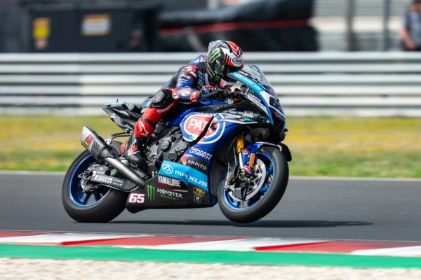 Pata Maxus Yamaha versenyzői Andrea Locatelli és Jonathan Rea készülnek a 2025-ös Superbike-vb francia futamára Magny-Cours-ban.