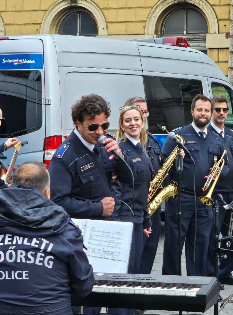 Mentők napja reanimációs flashmob Keleti pályaudvar. Defibrillátor bemutató a Keleti pályaudvar előtt.