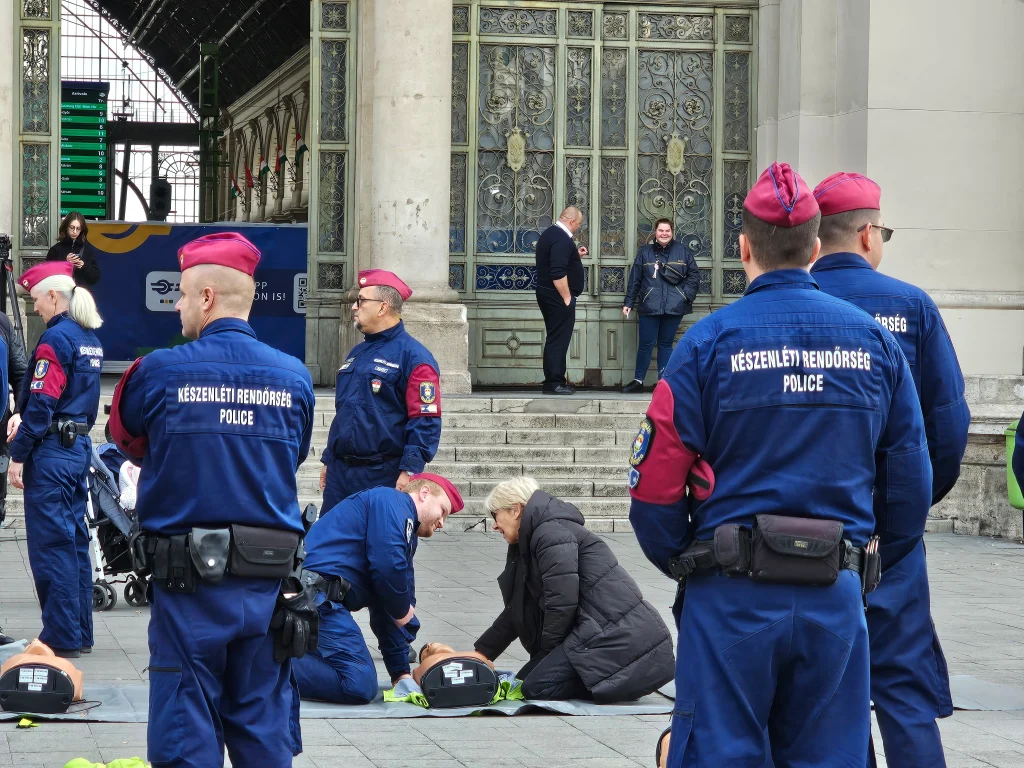 Mentők és civilek újraélesztést gyakorolnak a Keletinél