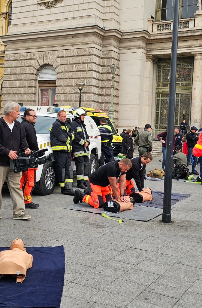 Reanimációs flashmob a Keleti pályaudvarnál Budapesten