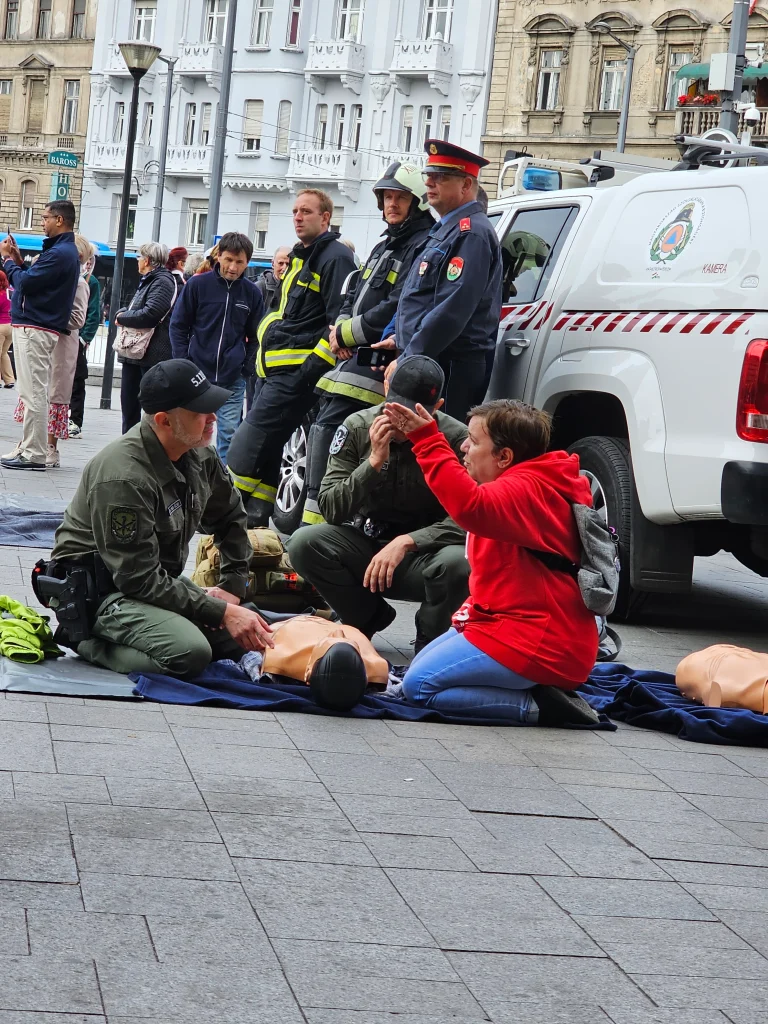 Életmentő újraélesztés bemutató Budapest központjában