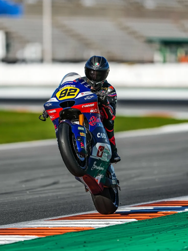 Rossi Moor egykerekezik a célegyenesben.