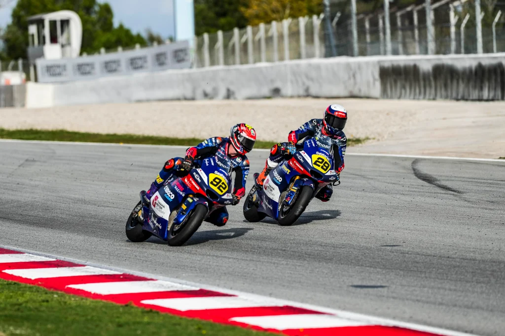 Rossi Moor mélyre dönti a motort egy bal kanyarban