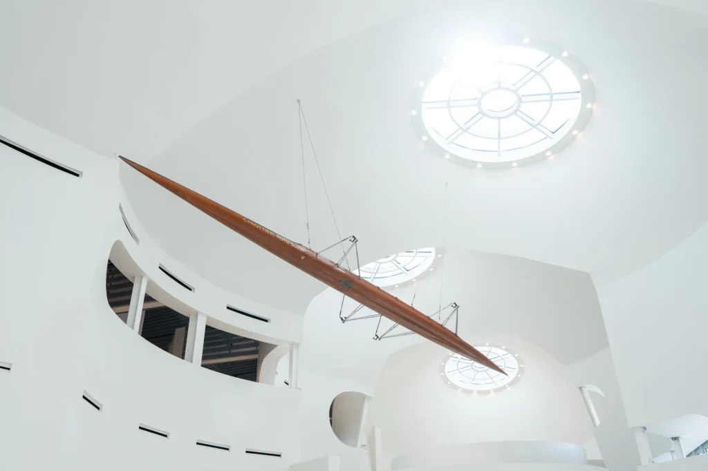 Moto Guzzi Múzeum belülről a mennyezet