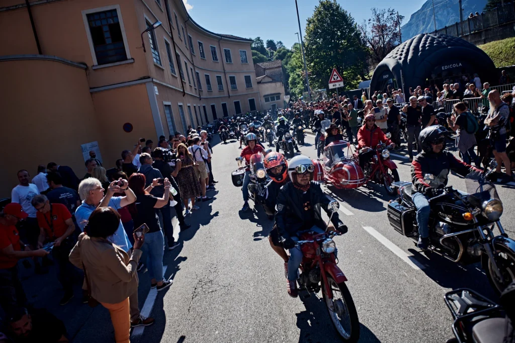 Moto Guzzi World Days 2026 és az új Moto Guzzi Múzeum megnyitásakor a motoros felvonulás.