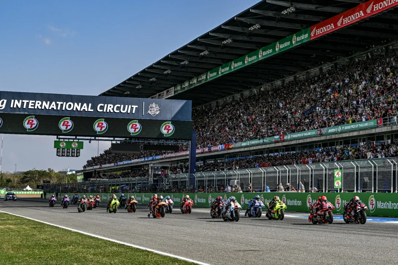 A képen látható Marco Bezzecchi és Carmelo Ezpeleta. 2027 MotoGP mezőny most már Hivatalos: Thaiföldön rajtol a 2027-es MotoGP-szezon.