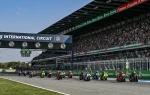 A képen látható Marco Bezzecchi és Carmelo Ezpeleta. 2027 MotoGP mezőny most már Hivatalos: Thaiföldön rajtol a 2027-es MotoGP-szezon.