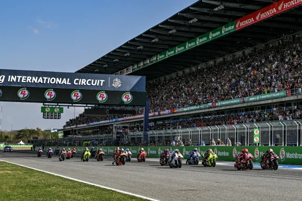 A képen látható Marco Bezzecchi és Carmelo Ezpeleta. 2027 MotoGP mezőny most már Hivatalos: Thaiföldön rajtol a 2027-es MotoGP-szezon.
