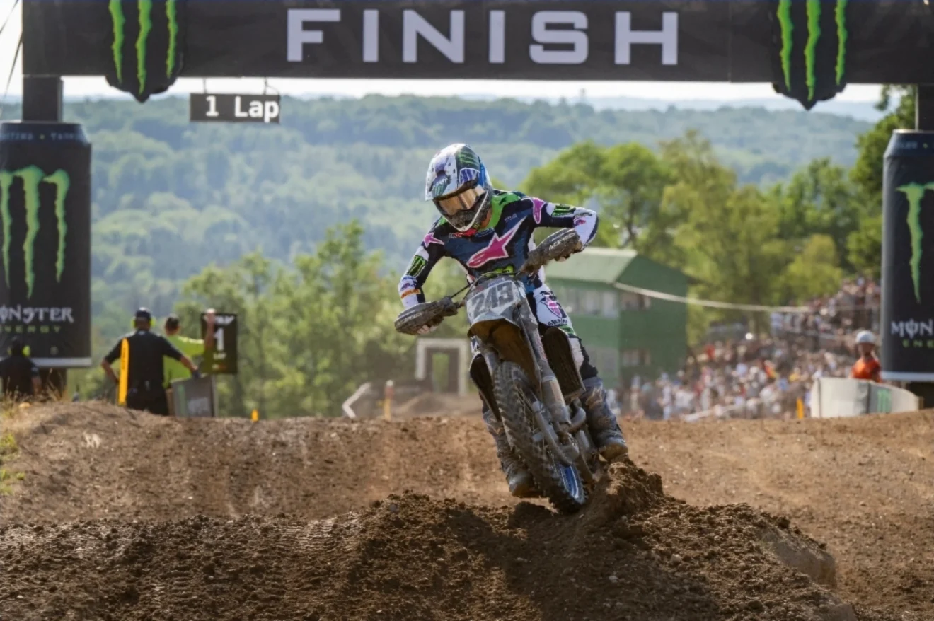 Lommel MXGP futam ahol Pokoli homokban versenyeznek a versenyzők. Belga MXGP futamon Maxime Renaux megy a sárban Yamaha Monster Energy csapat motorjával.