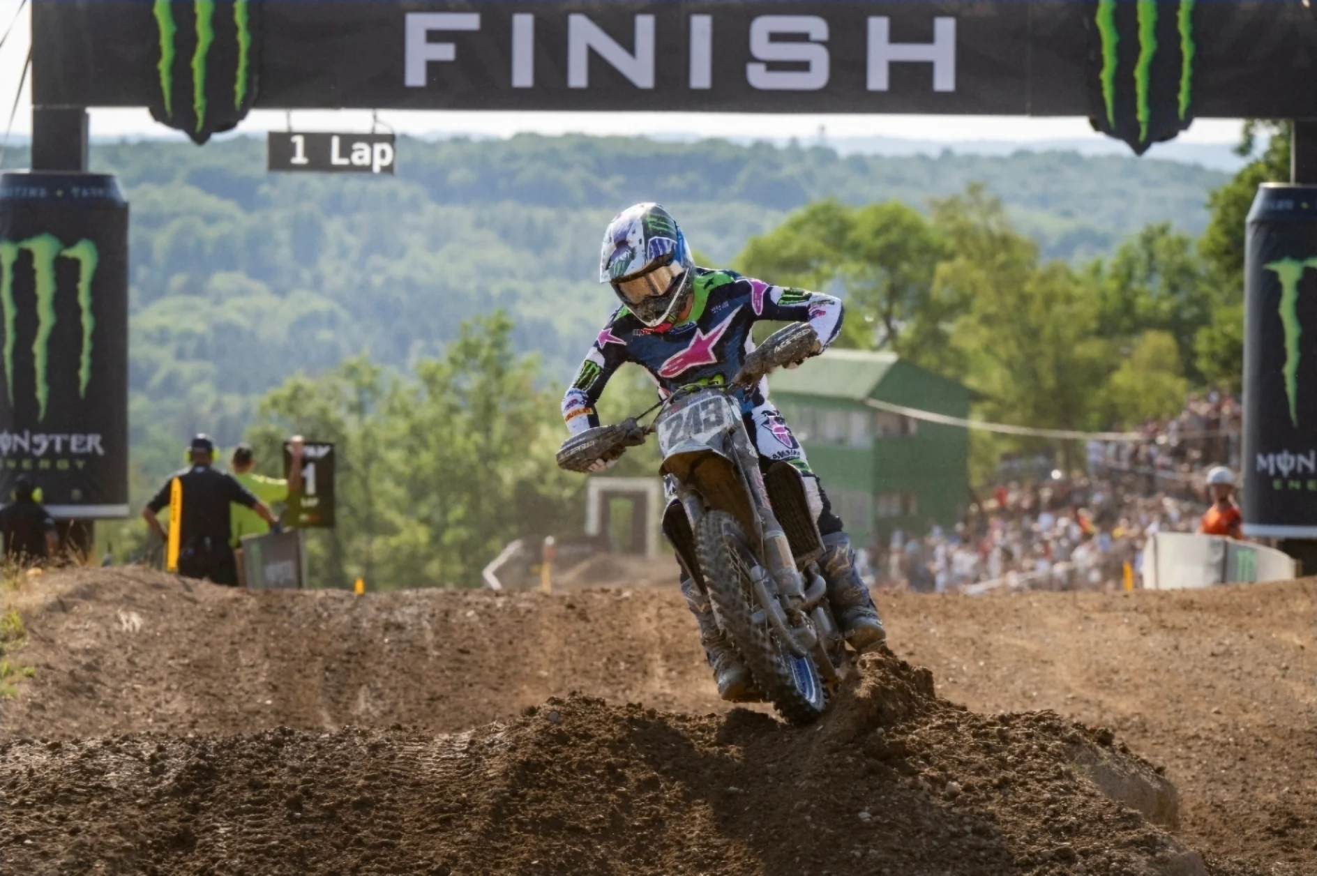 Lommel MXGP futam ahol Pokoli homokban versenyeznek a versenyzők. Belga MXGP futamon Maxime Renaux megy a sárban Yamaha Monster Energy csapat motorjával.