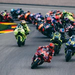 MotoGP közvetítés: DAZN kapta meg újra a MotoGP közvetítési jogot. A képen egy MotoGP közvetítés látható ahogy egy szűk kanyarban megy a MotoGP mezőny Marc Marquez az élen.