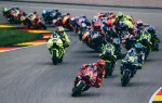 MotoGP közvetítés: DAZN kapta meg újra a MotoGP közvetítési jogot. A képen egy MotoGP közvetítés látható ahogy egy szűk kanyarban megy a MotoGP mezőny Marc Marquez az élen.
