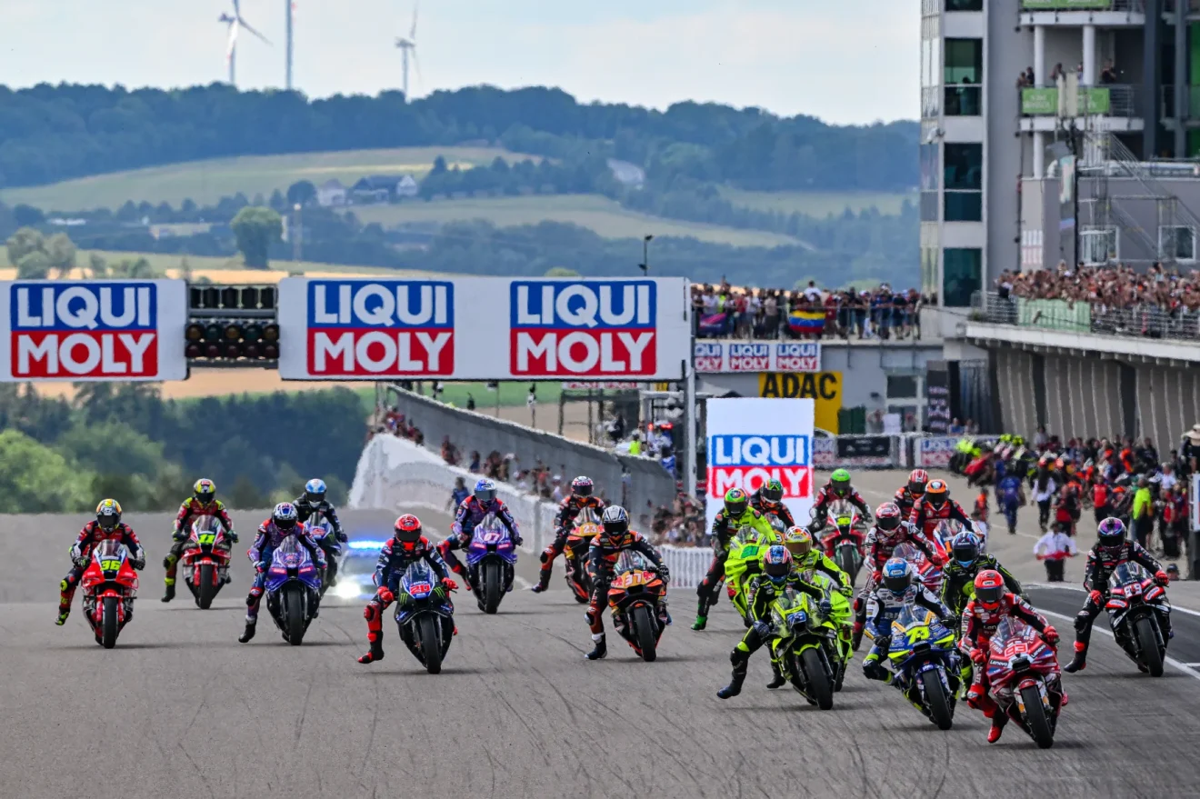 MotoGP futam és MotoGP közvetítés. Célegyenesben halad a mezőny. RTL Deutschland és a MotoGP meghosszabbította a MotoGP TV jogok szerződést.