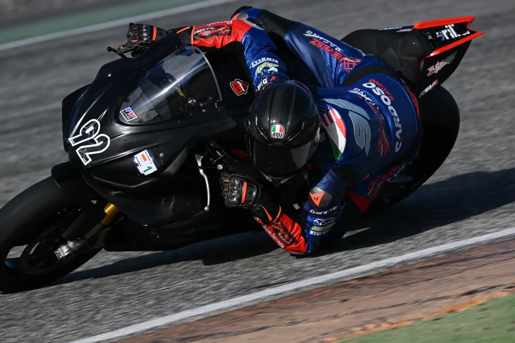 Révész Racing támogatásával Rossi Attila Moor mélyre dönti a Moto2 motorját Magny-Cours pályán a FIM MotoJunior World Championship 2026 versenyen