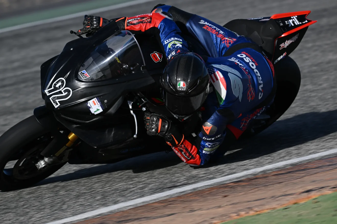 Révész Racing támogatásával Rossi Attila Moor mélyre dönti a Moto2 motorját Magny-Cours pályán a FIM MotoJunior World Championship 2026 versenyen