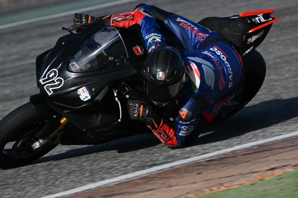 Révész Racing támogatásával Rossi Attila Moor mélyre dönti a Moto2 motorját Magny-Cours pályán a FIM MotoJunior World Championship 2026 versenyen