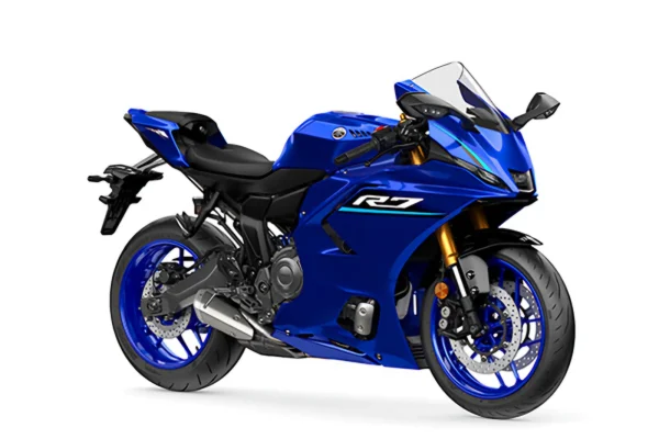 Yamaha YZF-R7 kék színben az új Bridgestone Battlax Hypersport S23 gumival.