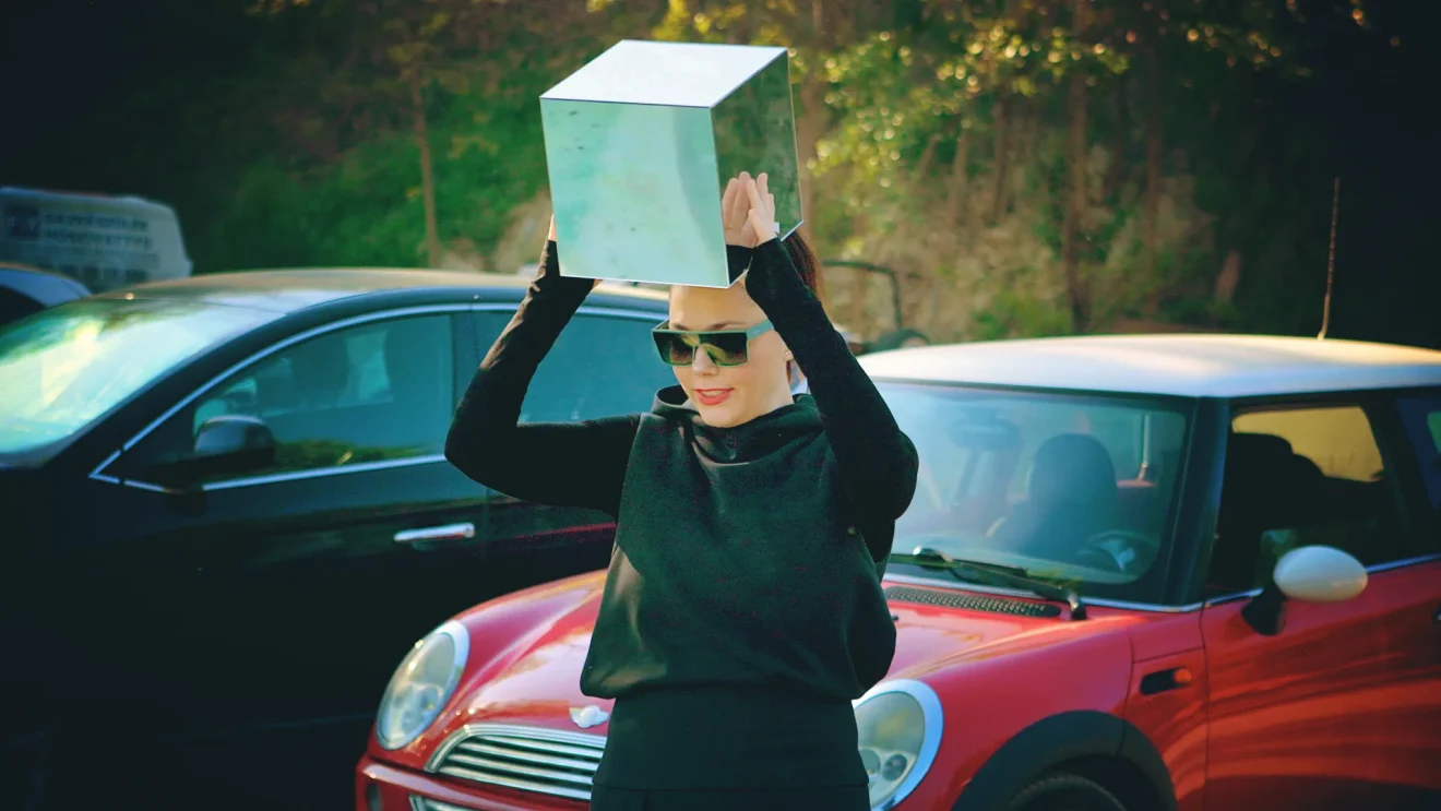 Nyertes tartja a HELLO WOOD HOLY CUBE RALLY trófeát azaz a Holly kockát a feje felett amit megnyert a európai autós túra után.