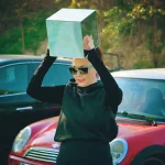 Nyertes tartja a HELLO WOOD HOLY CUBE RALLY trófeát azaz a Holly kockát a feje felett amit megnyert a európai autós túra után.