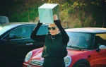 Nyertes tartja a HELLO WOOD HOLY CUBE RALLY trófeát azaz a Holly kockát a feje felett amit megnyert a európai autós túra után.