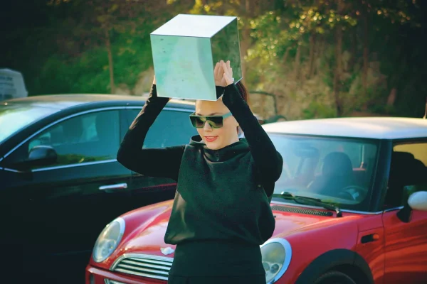 Nyertes tartja a HELLO WOOD HOLY CUBE RALLY trófeát azaz a Holly kockát a feje felett amit megnyert a európai autós túra után.