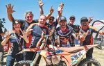 Manuel Lettenbichler történelmet írt és a KTM motorja előtt ünnepel miután megnyerte a Hard Enduro kategóriában Red Bull Romaniacs versenyt.