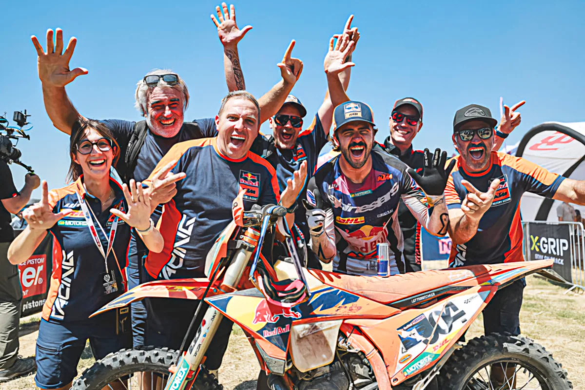 Manuel Lettenbichler történelmet írt és a KTM motorja előtt ünnepel miután megnyerte a Hard Enduro kategóriában Red Bull Romaniacs versenyt.