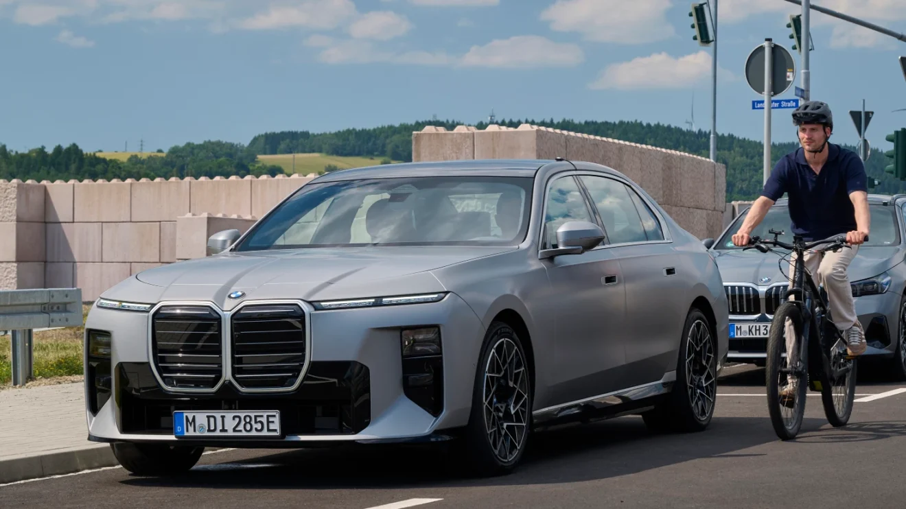BMW aktív biztonsági rendszere kerékpáros mellett