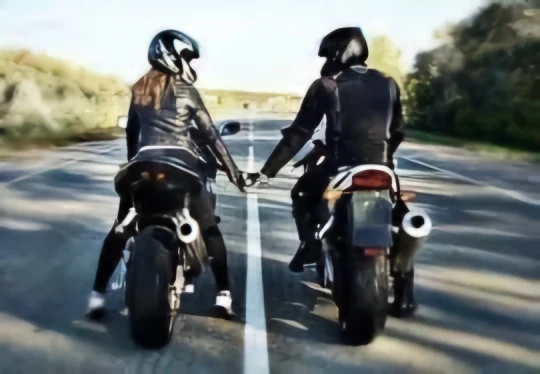 Két szerelmes motoros a motoron ülve egymás mellett. Motoros idézetek.
