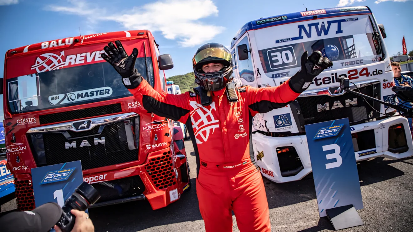 Kiss Norbert ünnepel a Révész Racing kamionja előtt Mostban