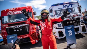 Kiss Norbert ünnepel a Révész Racing kamionja előtt Mostban