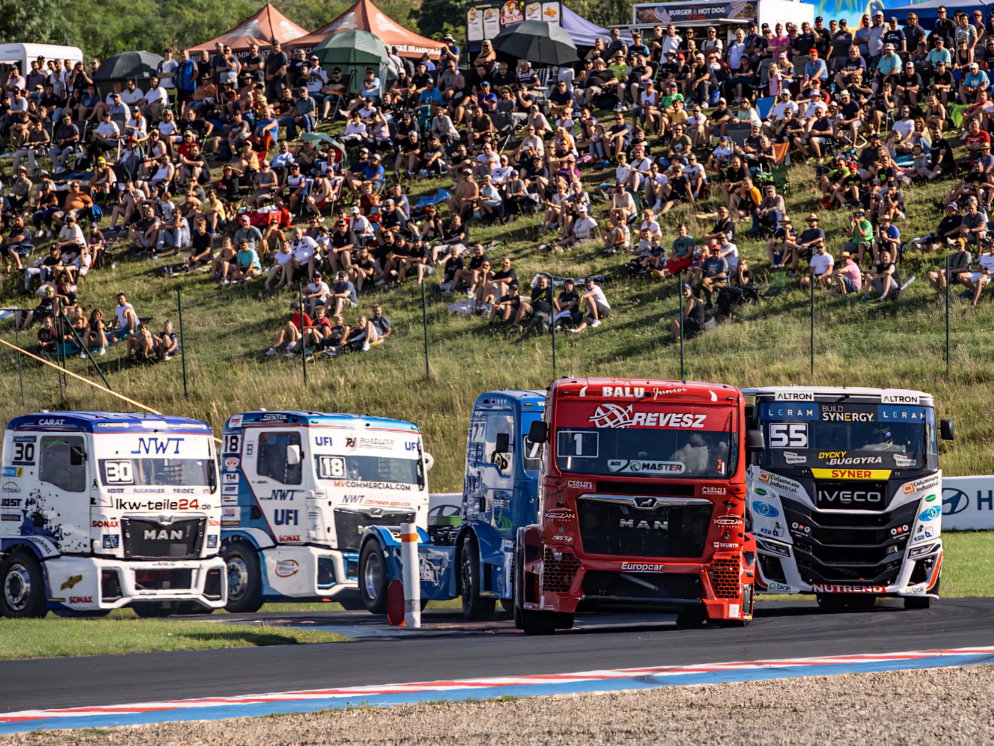 A Révész Racing piros versenykamionja a mosti kamion-Eb futamán