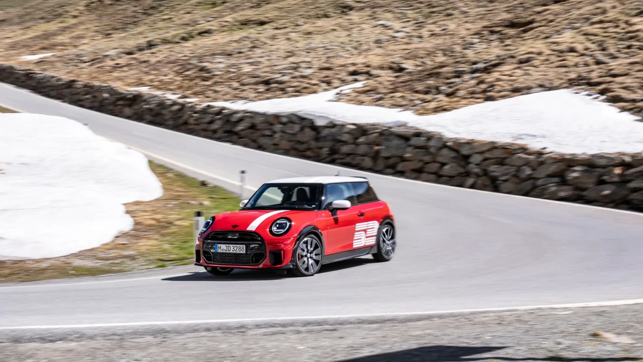 Piros MINI 1965 Victory Edition 52-es rajtszámmal egy hegyi úton