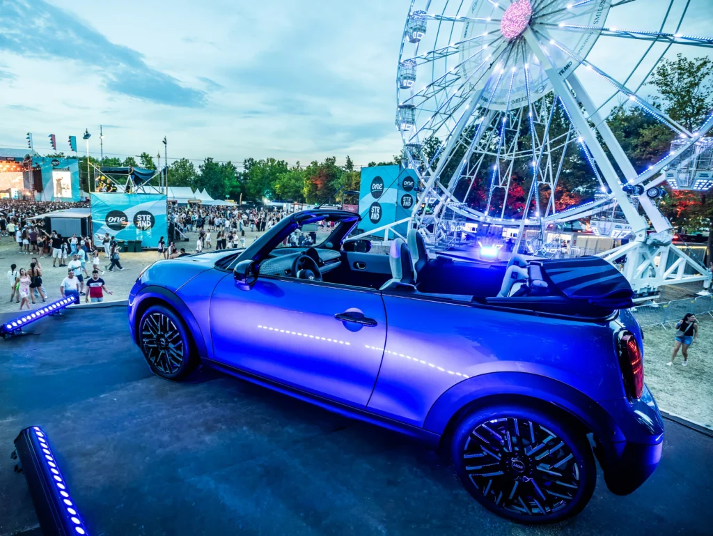 MINI Cooper Cabrio a STRAND Fesztivál óriáskereke előtt