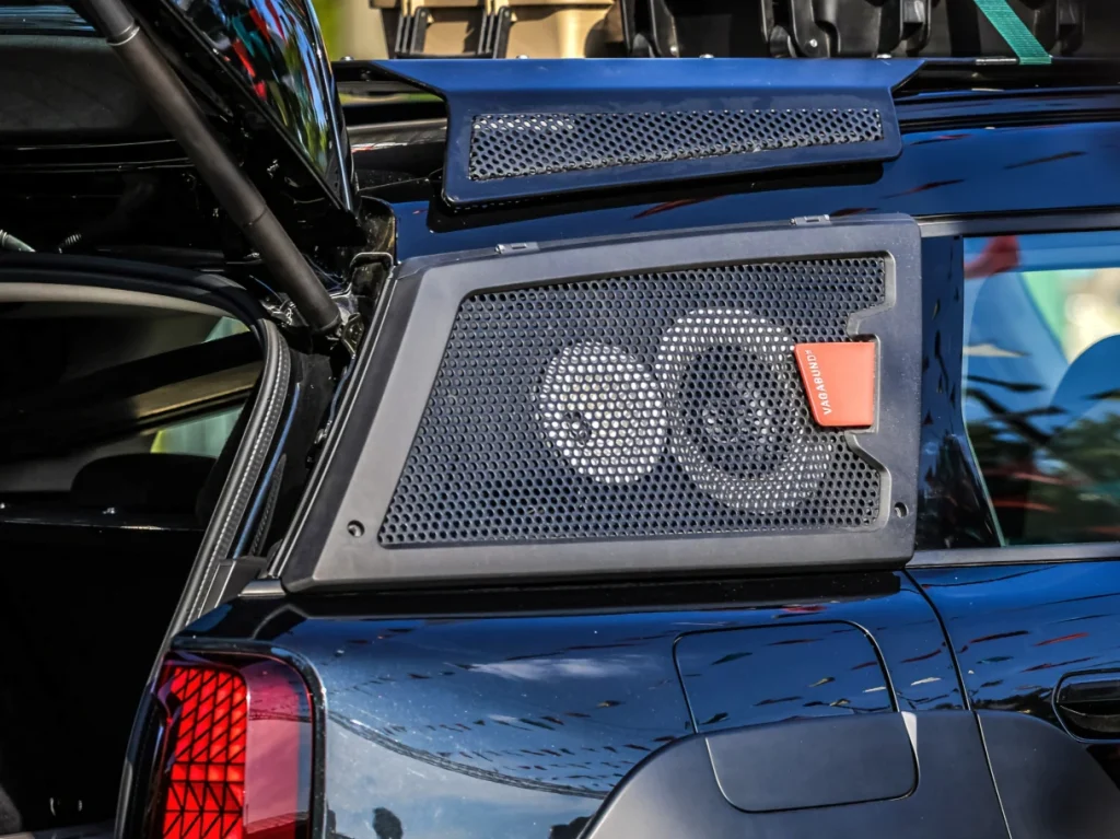 Hangszórórendszer a MINI x Vagabund Countryman hátsó oldalablakának helyén