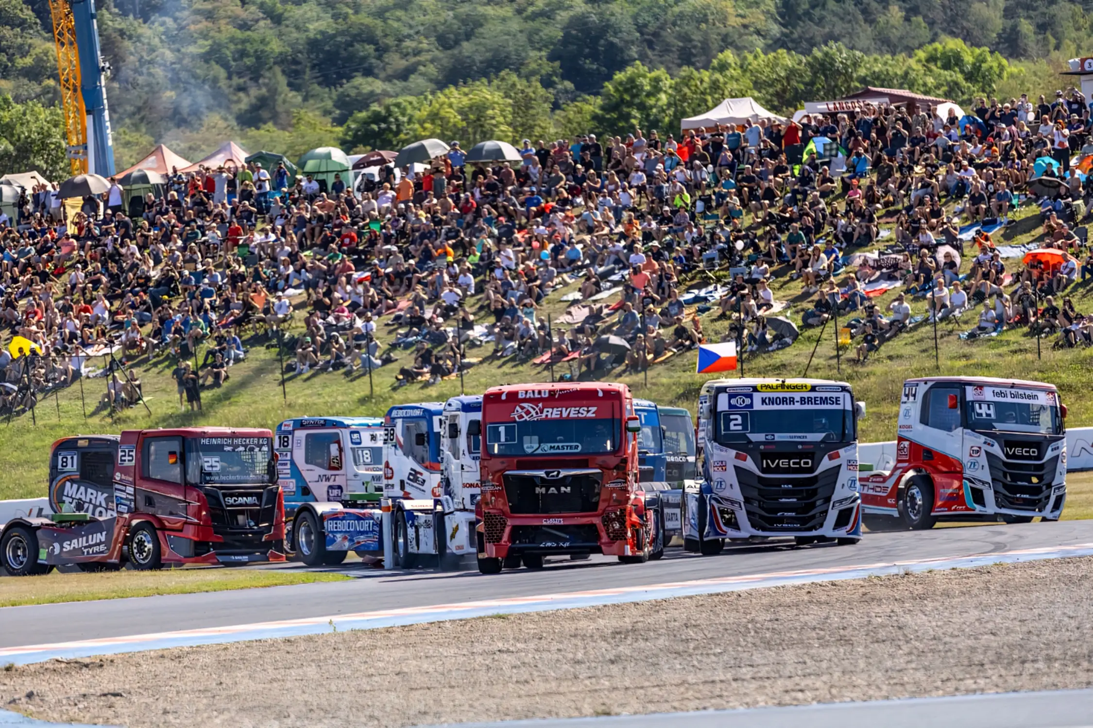 Révész Racing csapattal Kiss Norbert a versenypályán a piros kamionnal