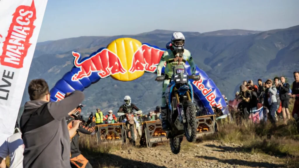 Redbull Romaniacs versenyen egy Yamaha Ténéré 700 motorral ugrat a versenyző.