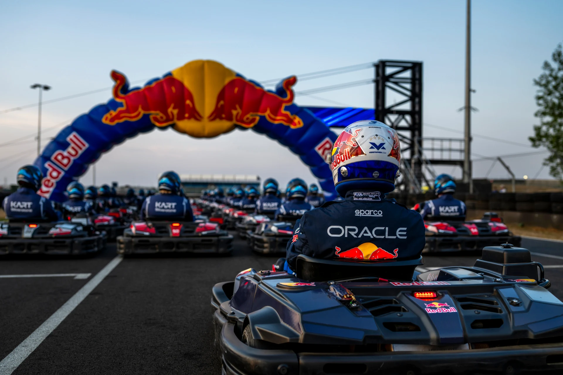Max Verstappen száz versenyző mögött a Max vs 100 gokartverseny rajtrácsán